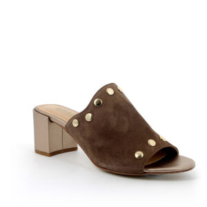 Sandalo con tacco in scamosciato marrone chiaro bordato da borchie lucentiIGI&CO